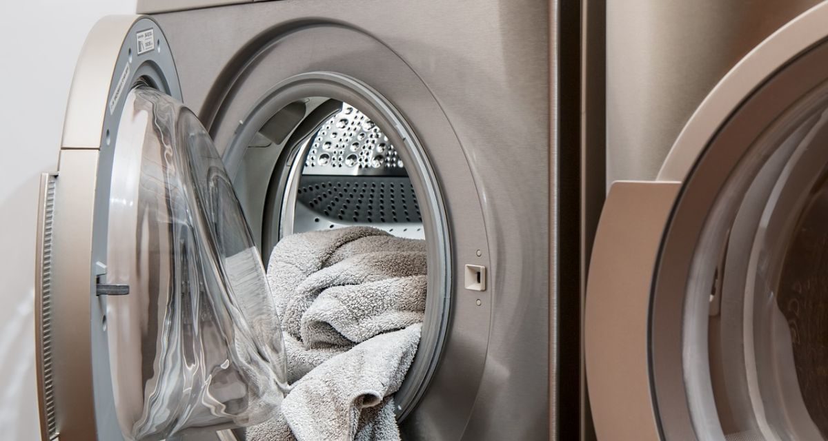 Jaką pralkę automatyczną wybrać w 2022 do małego pomieszczenia? Ranking i opinie o pralkach slim