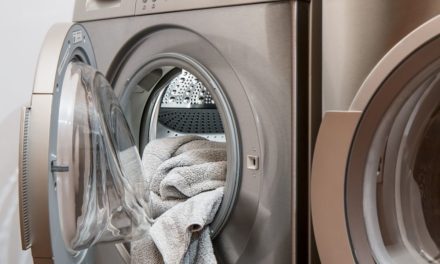 Jaką pralkę automatyczną wybrać w 2022 do małego pomieszczenia? Ranking i opinie o pralkach slim