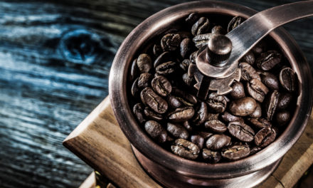 Jaki młynek do kawy wybrać w 2022 – Nasze Opinie oraz Ranking