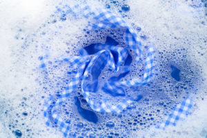 Jak wyczyścić płytę indukcyjną - Poradnik. 13 Jak usunąć żywicę z ubrania poradnik