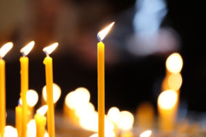 Jak wyczyścić płytę indukcyjną - Poradnik. 17 jak usunąć wosk z ubrania - Poradnik