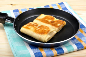 Jaki szynkowar wybrać w 2024 - Nasze Opinie oraz Ranking 18 tania patelnia do naleśników