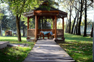 Jaki grill węglowy wybrać w 2024 - Nasze Opinie oraz Ranking. 24 Altanka i komplet ogrodowy