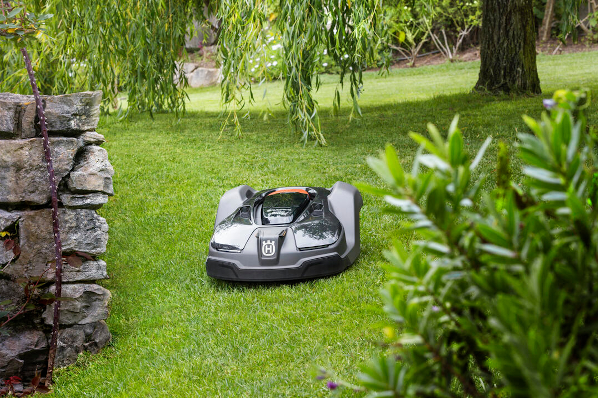 Robot koszący Husqvarna Automower w ogrodzie