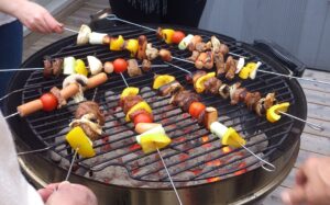 Jaki grill węglowy wybrać w 2024 - Nasze Opinie oraz Ranking. 25 barbecue skewers 2021 08 28 21 40 56 utc 1
