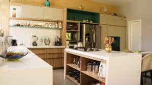 Wnętrze jasnej kuchni wyposażonej w nowoczesny sprzęt kuchenny, który ułatwia gotowanie.