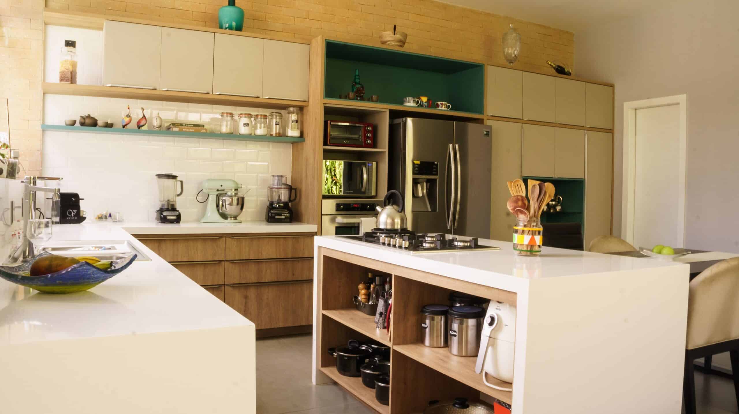 Wnętrze jasnej kuchni wyposażonej w nowoczesny sprzęt kuchenny, który ułatwia gotowanie.