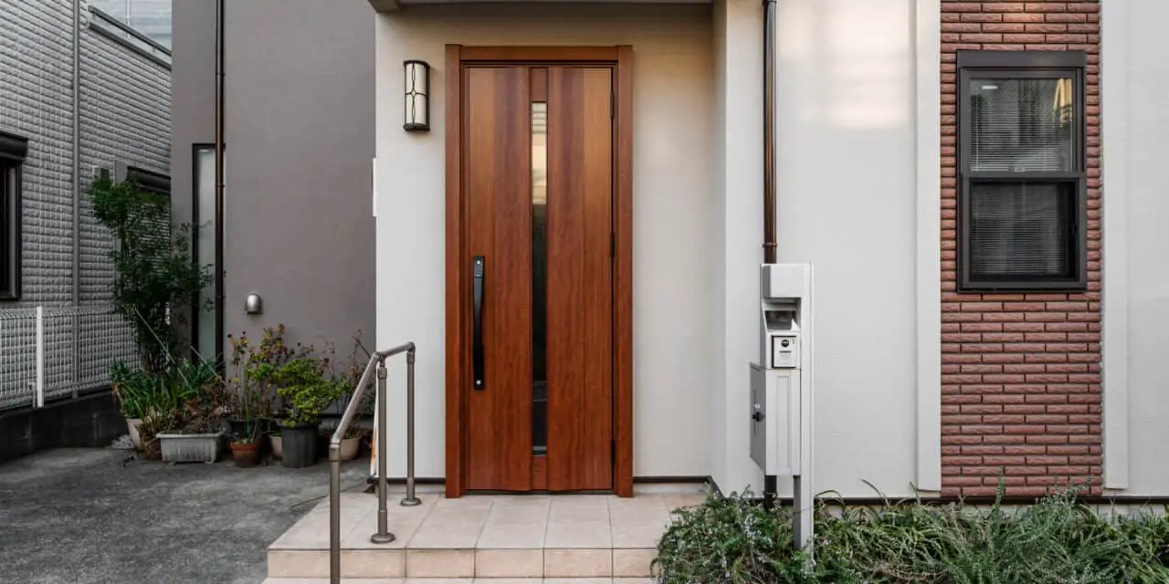 Jak wybrać drzwi wejściowe do domu? Materiały, typy, klasy odporności na włamanie