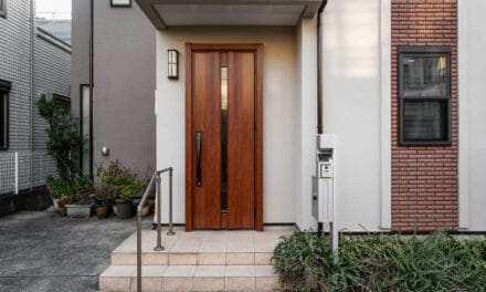 Jak wybrać drzwi wejściowe do domu? Materiały, typy, klasy odporności na włamanie
