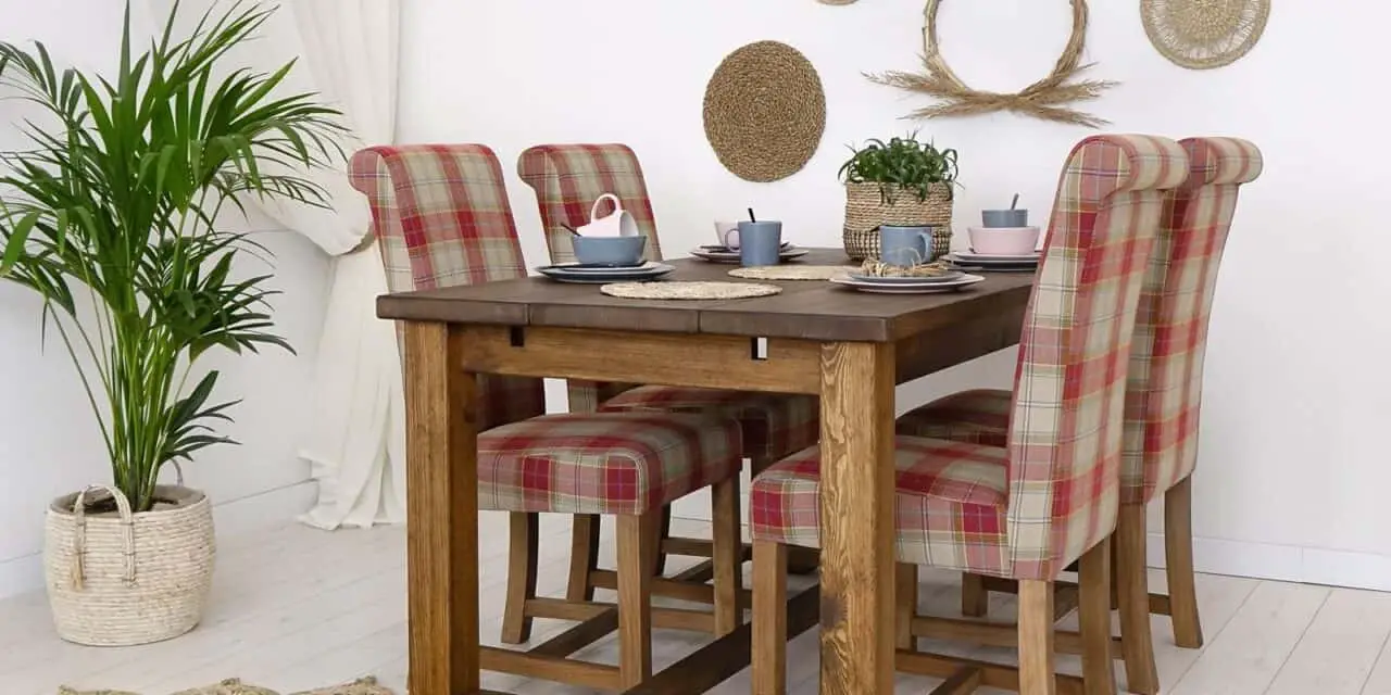 Stół drewniany – dlaczego warto dodać go do jadalni?