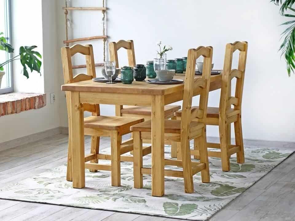 drewniany stół z krzesłami